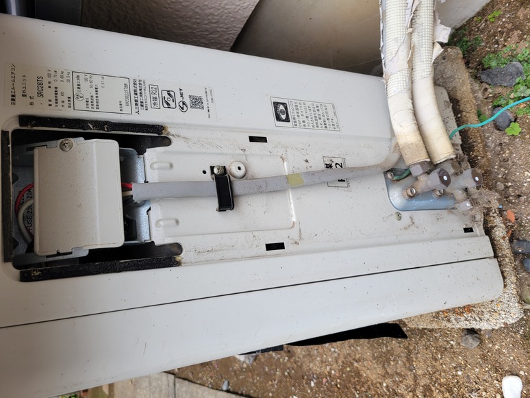 カバーを外した室外機